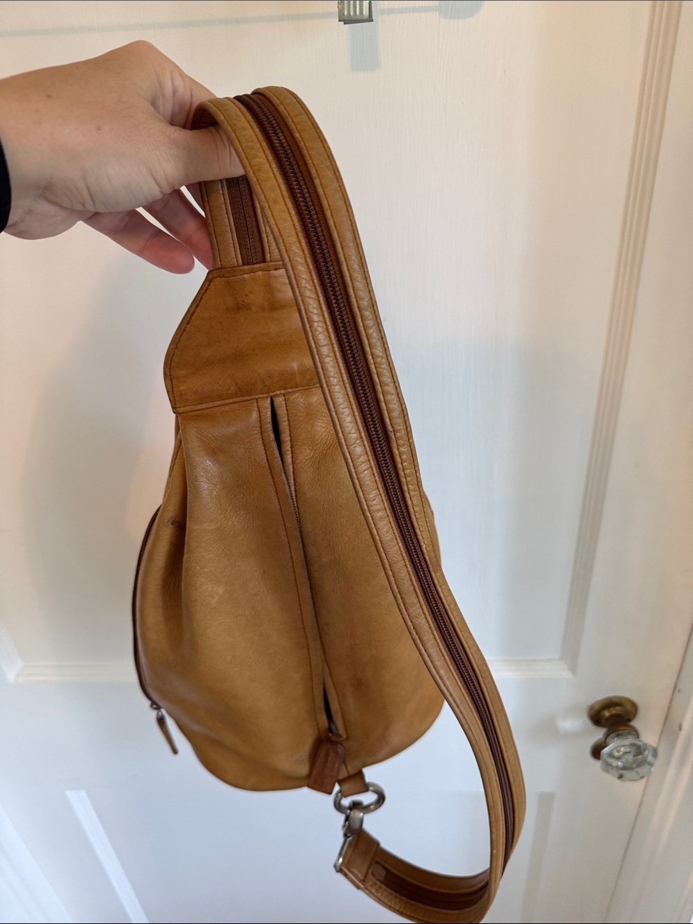 Convertible leather sling/backpack bag! Great for travel! - Picture 8 of 10